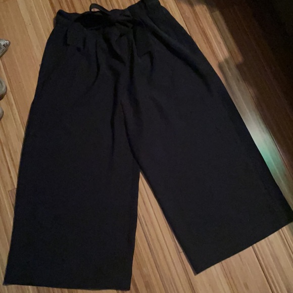 Black Lululemon Crop Noir Gathered waist with bow. - Picture 2 of 4